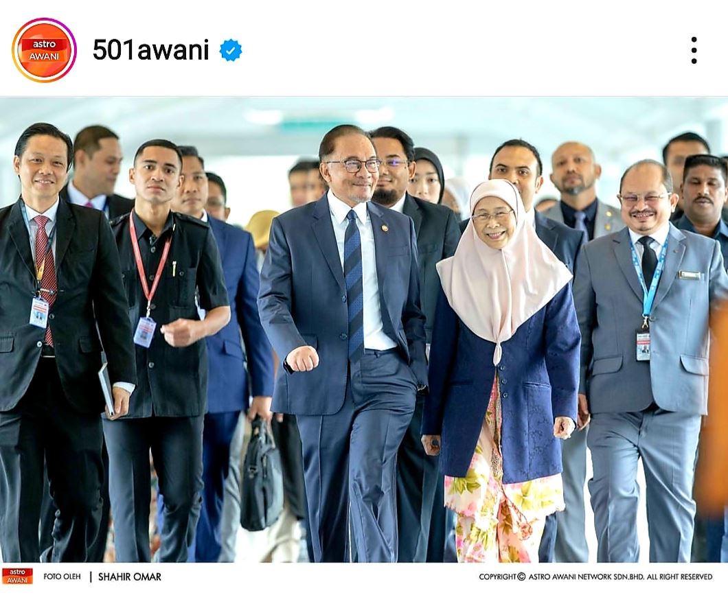 datuk seri anwar ibrahim & wan azizah bergandingan di parlimen