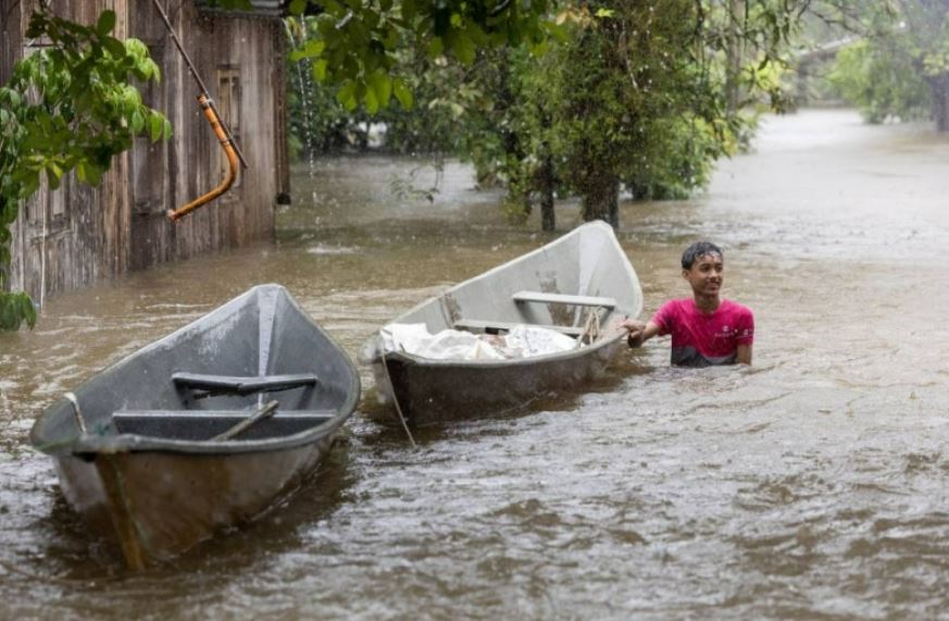 more victims evacuated as flood in kelantan, terengganu and perak worsens