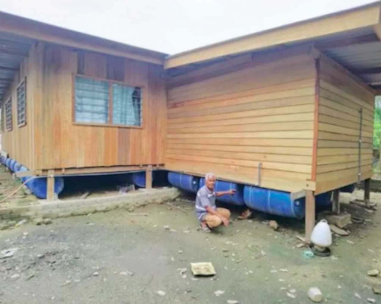 dulu pernah kena ejek, rumah kelong kini terapung selamat dari banjir