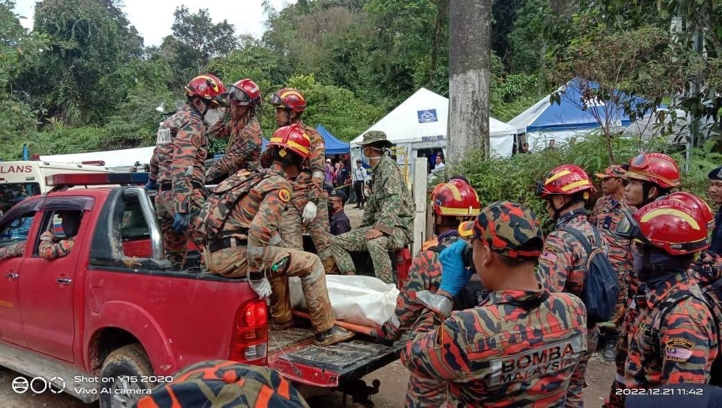 mangsa ke 26 tragedi tanah runtuh ditemui berpelukan bersama anjing peliharaannya