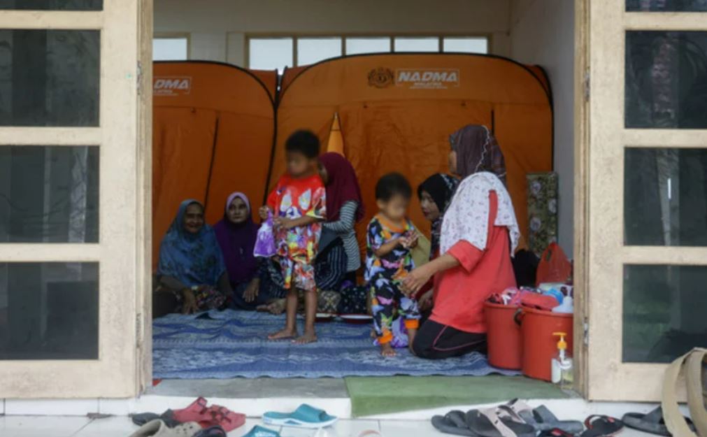 over 64,000 flood victims in kelantan and terengganu are now in relief centers