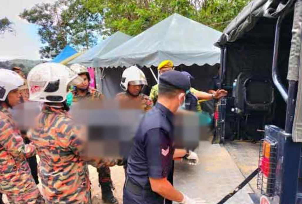 heartbreaking! batang kali landslide victim found hugging his dog under the mud