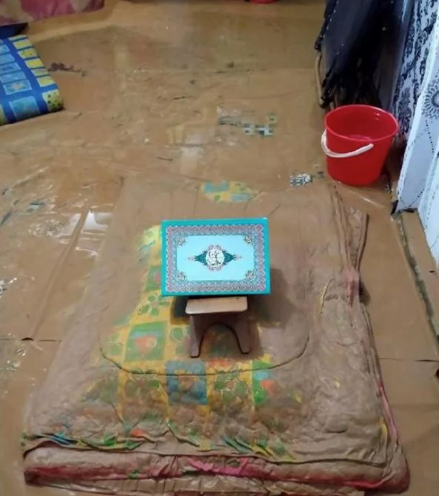 rumah penuh lumpur tapi al-quran ini tak terjejas sedikit pun