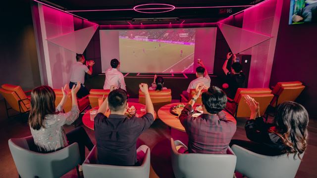 Selain bermain golf indoor, boleh layan match live di Golf Arena