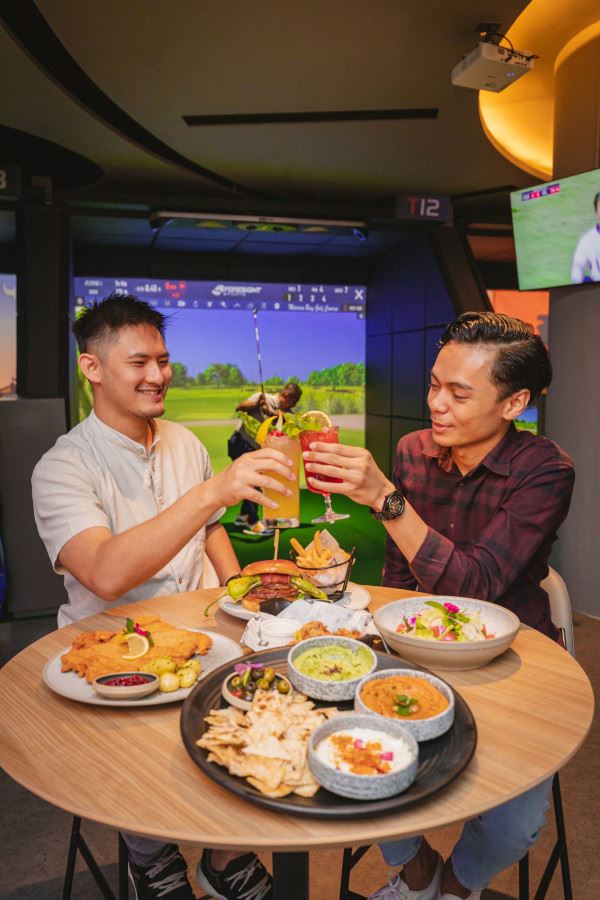 Sambil bermain golf indoor, sambail bersantai di Golf Arena