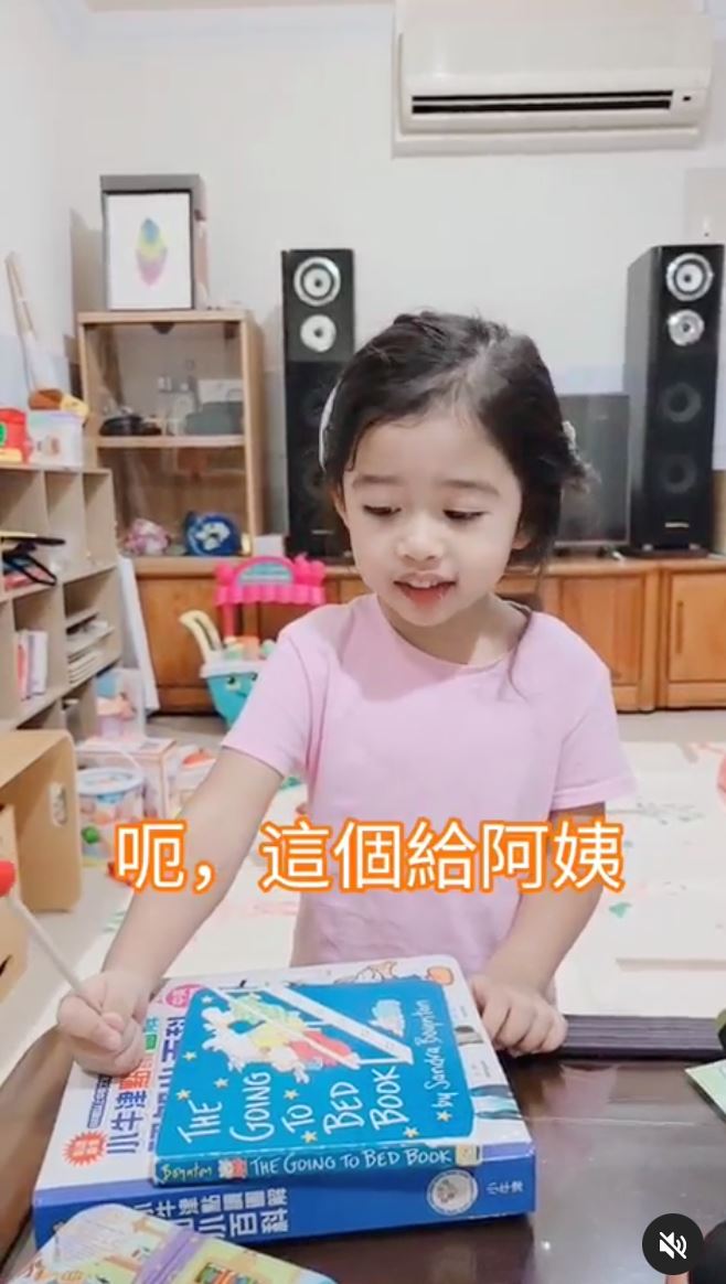 【灵异影片】女孩坚持说要给阿姨！妈妈崩溃：客厅只有我们俩！