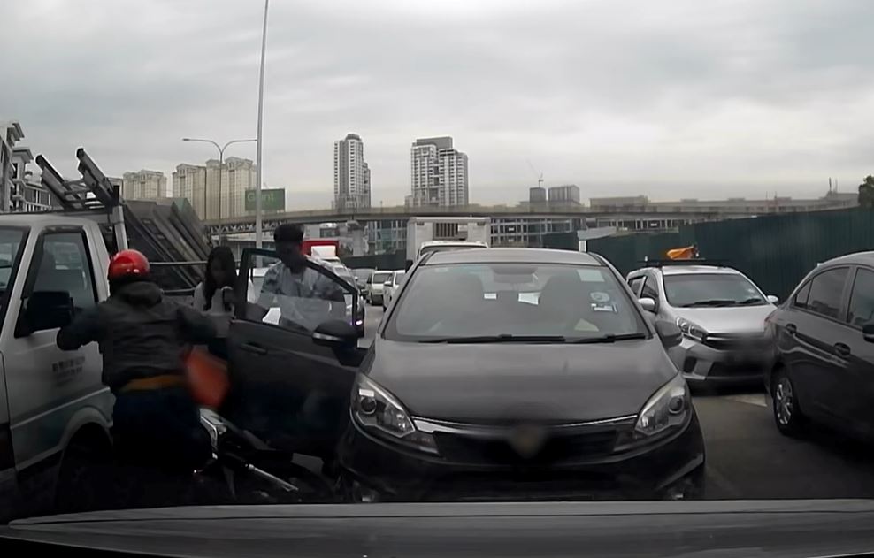 m’sians criticized driver who opens car door in the middle of the road causing accident