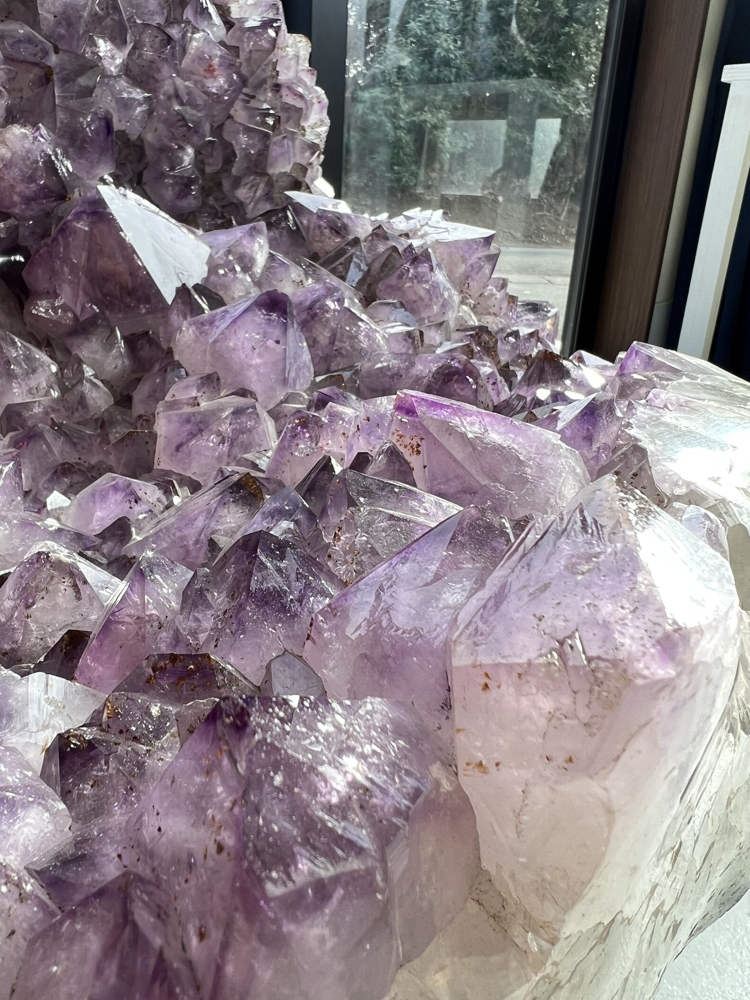 bernilai tinggi, sanggup ke anda guna kerusi pejabat bertatahkan batu permata ini?