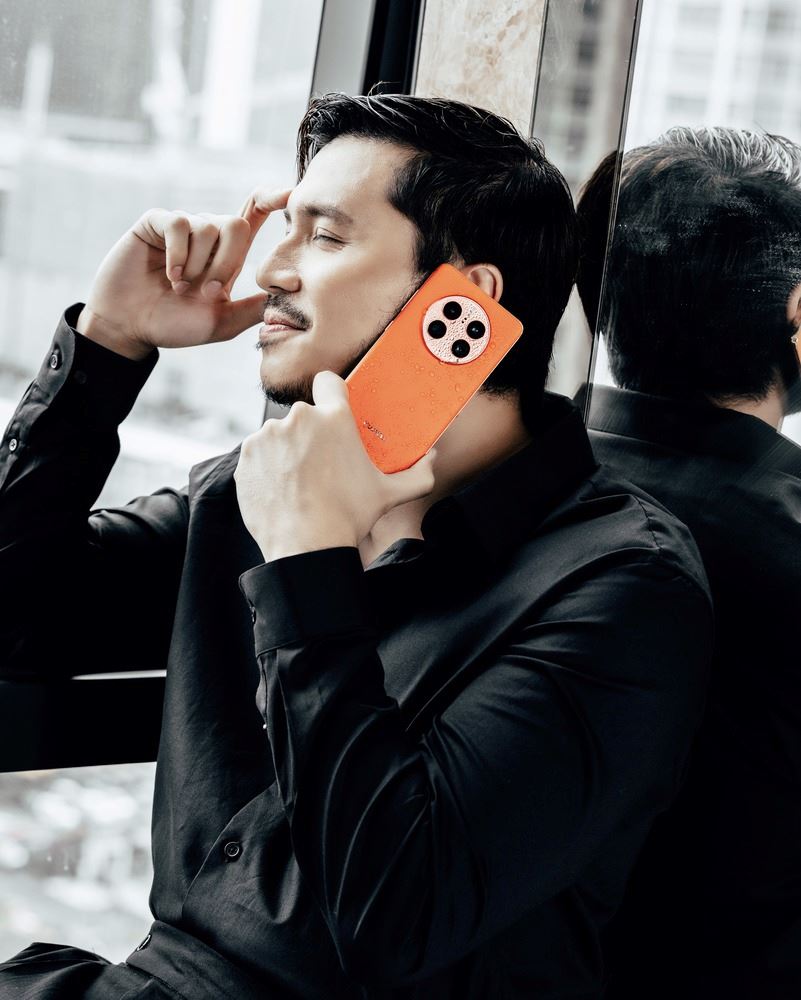 Fattah Amin posing with HUAWEI Mate50 Pro