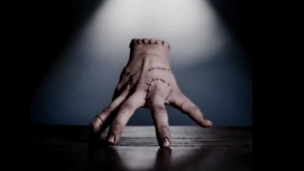 “nampak struggle,” ini pelakon sebenar watak thing si tangan tanpa badan dalam siri wednesday