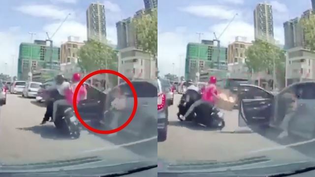 tindakan penumpang buka pintu ketika di jalan raya undang kecaman netizen, motorsikal terbabas langgar kenderaan lain