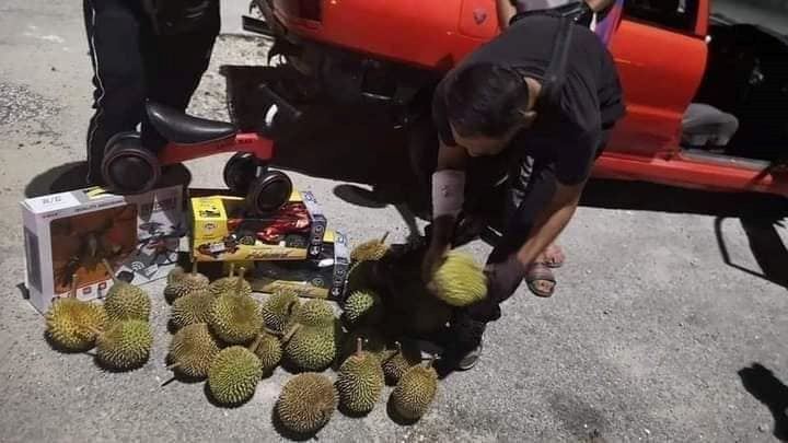 penang toy seller accepts father’s offer to trade durians with some toys for his children