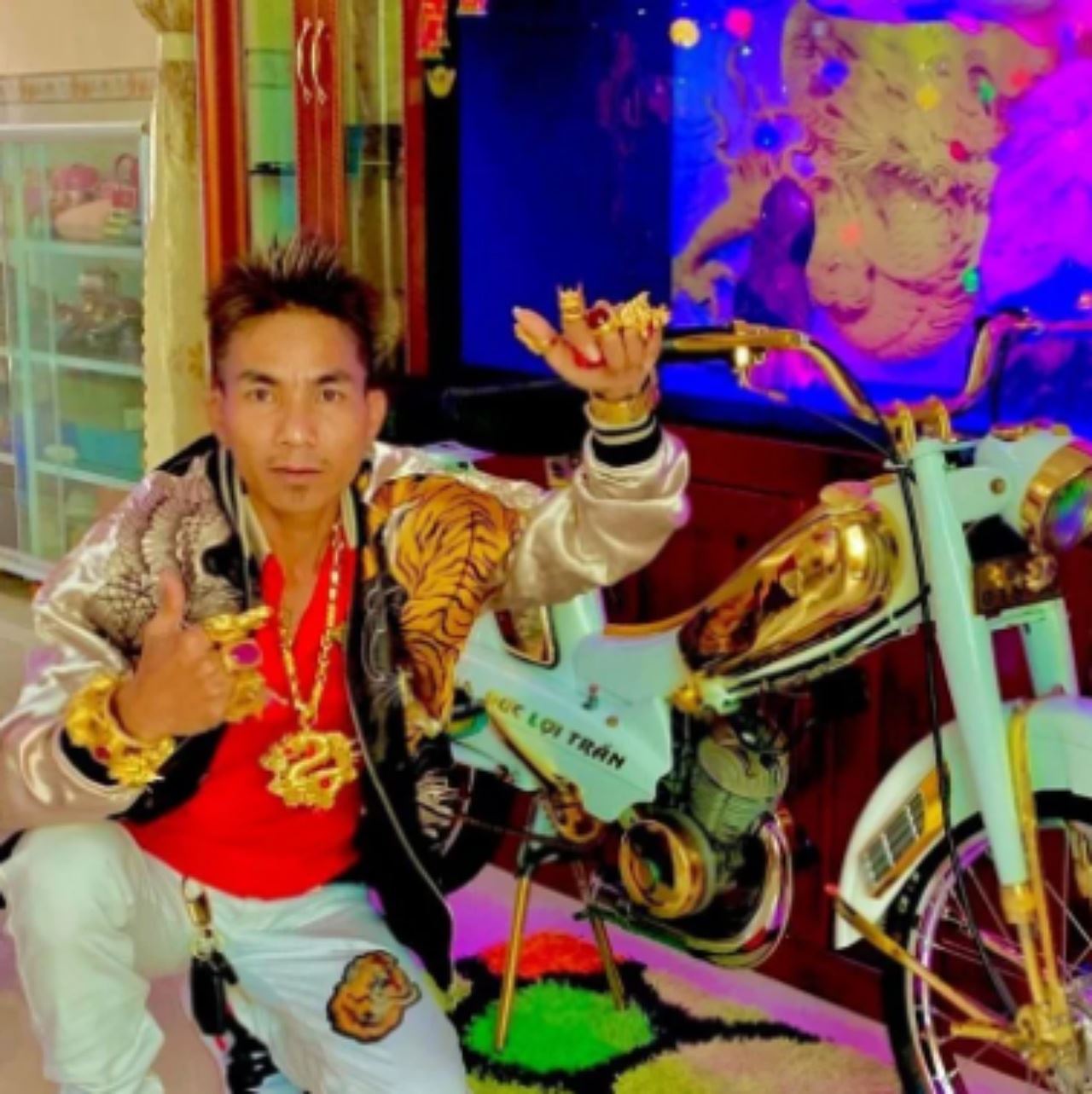 lelaki obses barang kemas sanggup pakai lebih 2kg emas tiap hari