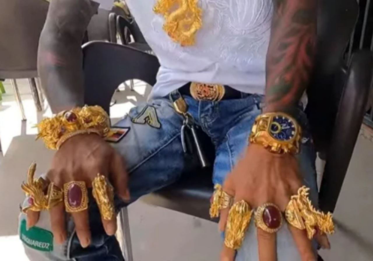 lelaki obses barang kemas sanggup pakai lebih 2kg emas tiap hari