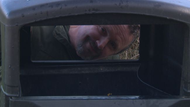 aneh, hobi lelaki ini suka bergambar dengan tong sampah