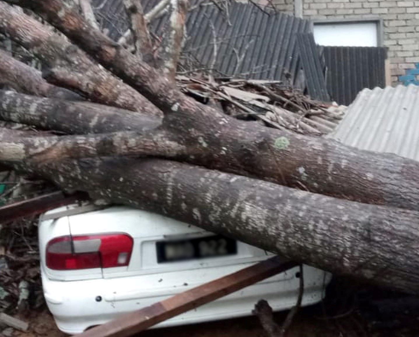 almost 30 houses in negeri sembilan destroyed due to heavy rain and strong winds
