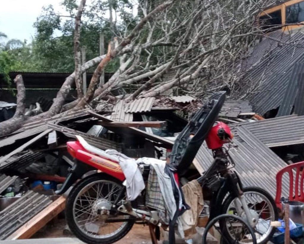 almost 30 houses in negeri sembilan destroyed due to heavy rain and strong winds