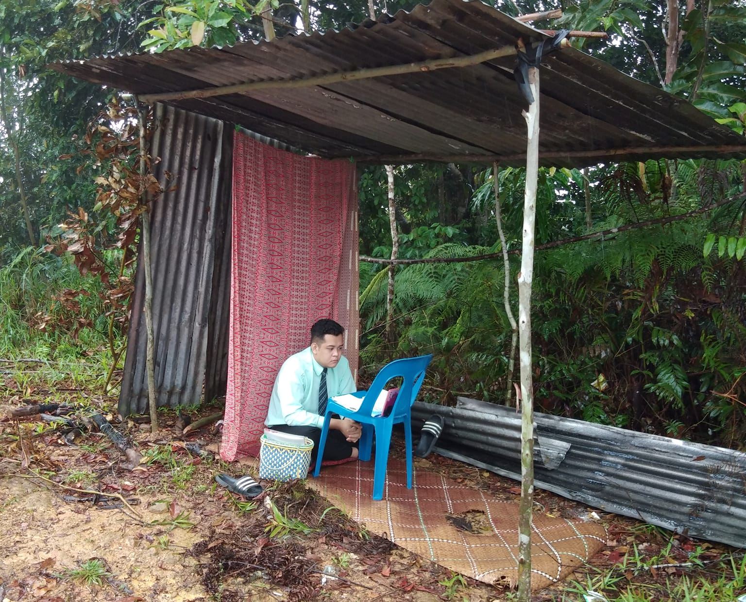 sarawakian hikes 2 hours up a mountain for to get better internet for his online university intervie
