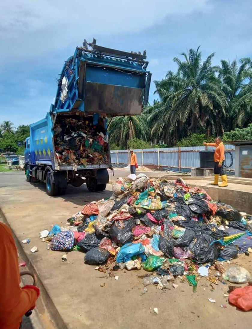 wanita sangka lampin anak, rupanya ‘buang’ barang kemas - “suami saya pantas kejar lori sampah, minta bantuan pekerja”