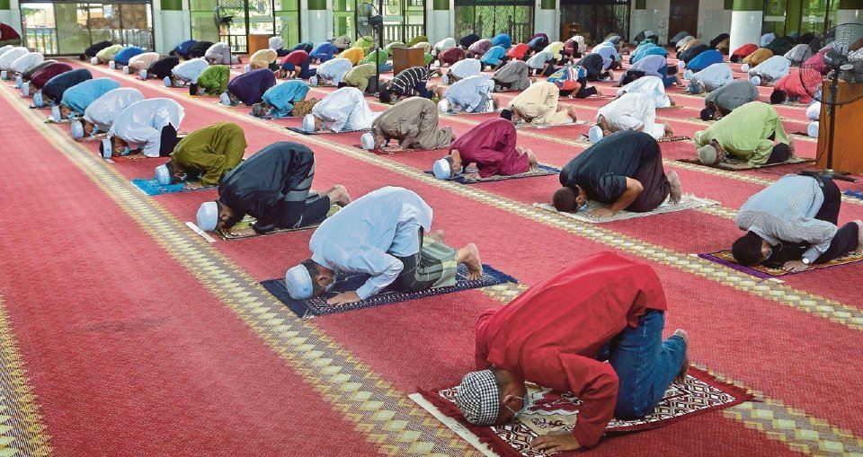 jemaah di selangor wajib lengkap 2 dos vaksin, penggalak sebelum hadir solat jumaat - “langkah dibuat ikut situasi semasa covid-19”