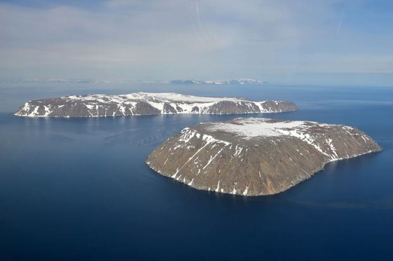 jarak dua pulau ini 3.8km, tapi beza waktu 12 jam