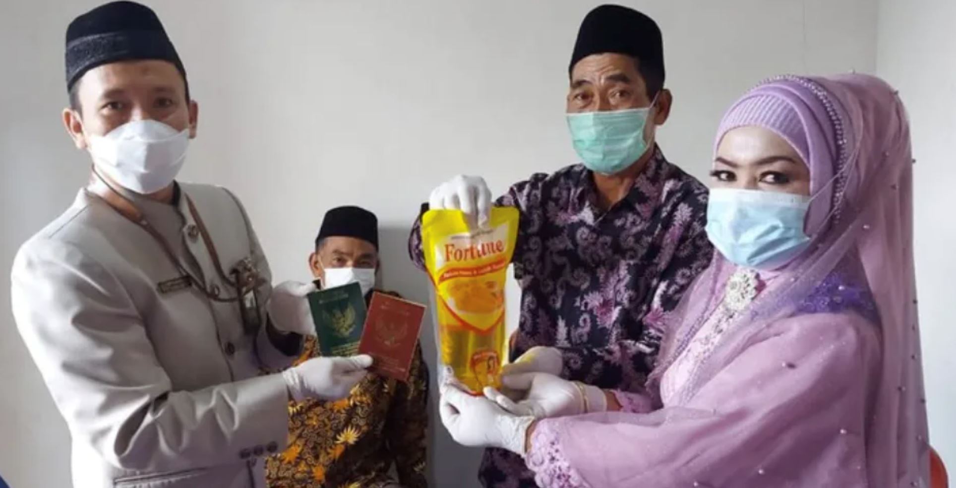 indonesian man gift his bride cooking oil as dowry because it’s “scarce and expensive”