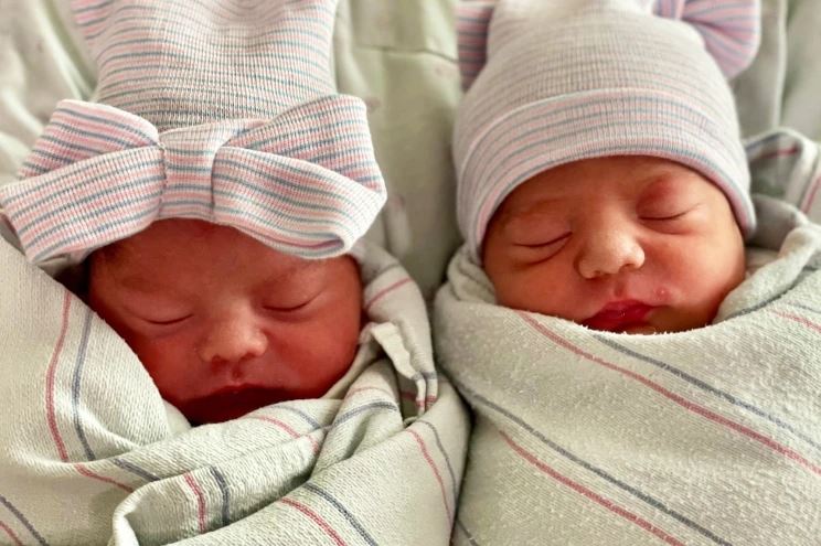 kembar ini lahir jarak 15 minit, tapi tahun berbeza