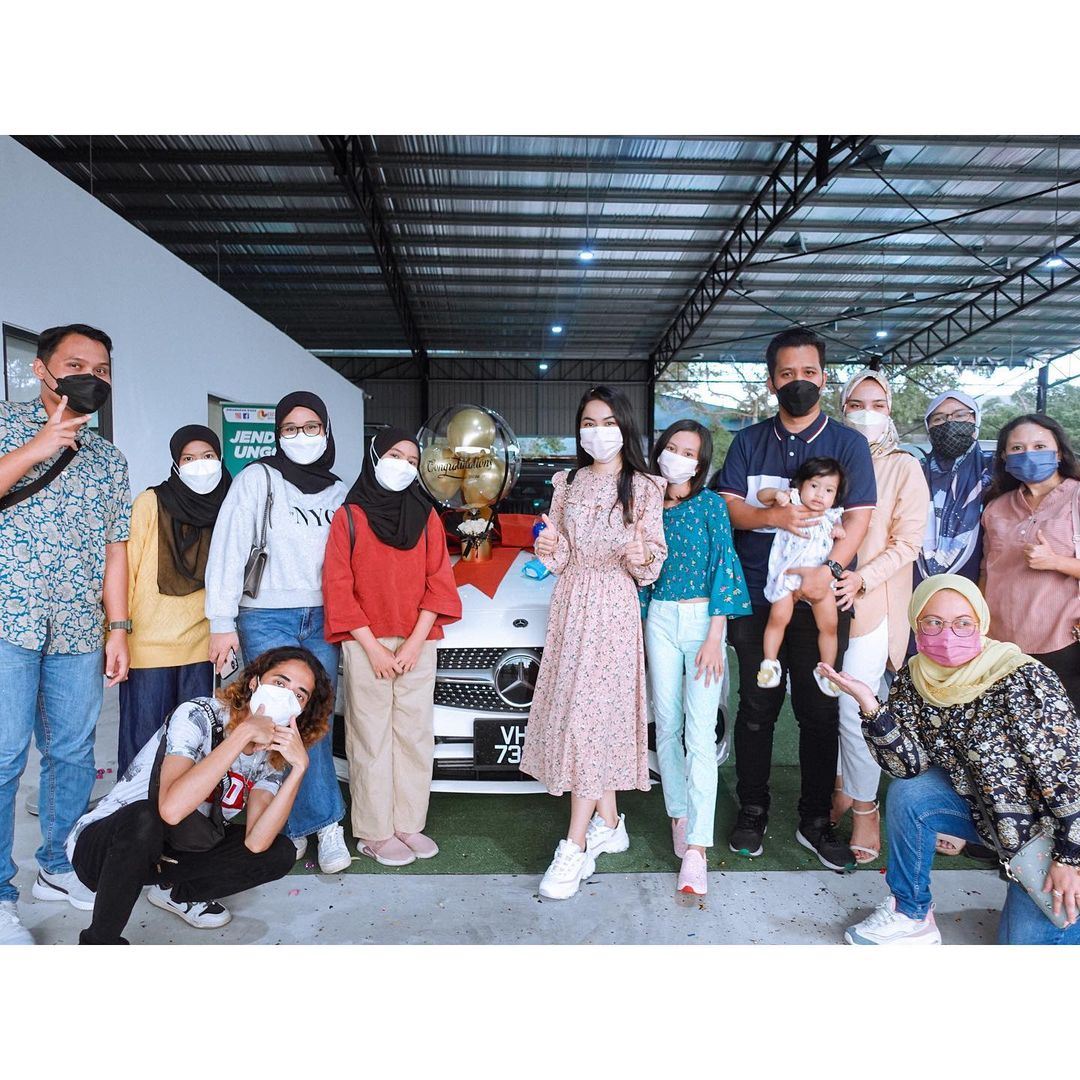 wani kayrie terharu usaha berhasil, dapat beli kereta mewah bernilai rm192,000 - “hasil titik peluh kerja pagi balik pagi”