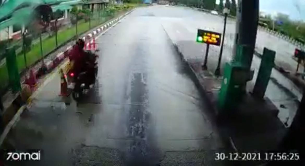 malaysian driver had to pay for toll twice as motorcyclists speed through gate