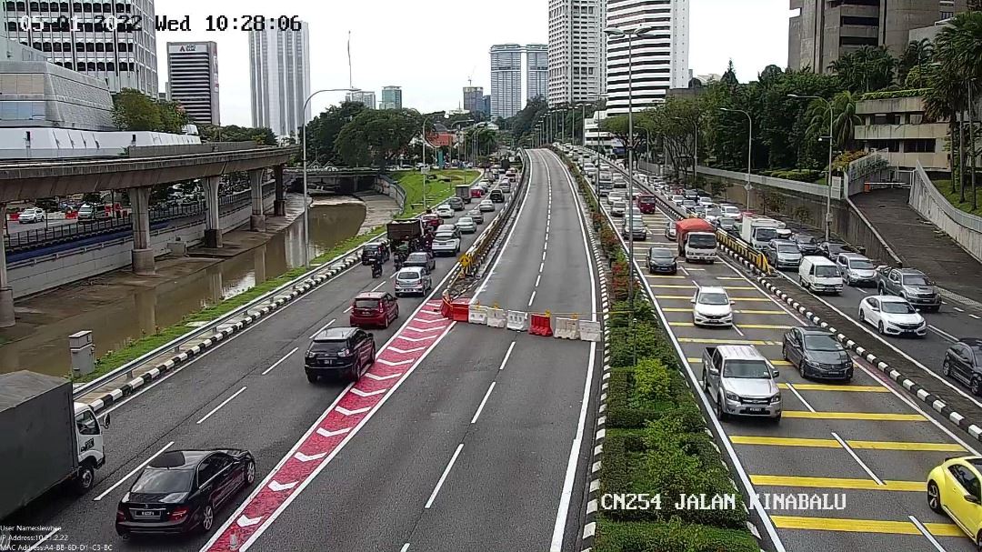sinkhole on jalan kinabalu causes road closure