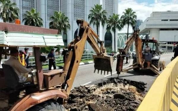 sinkhole on jalan kinabalu causes road closure