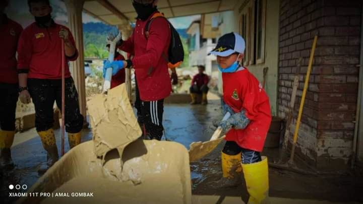 netizens praised young boy for helping to clean flooded homes
