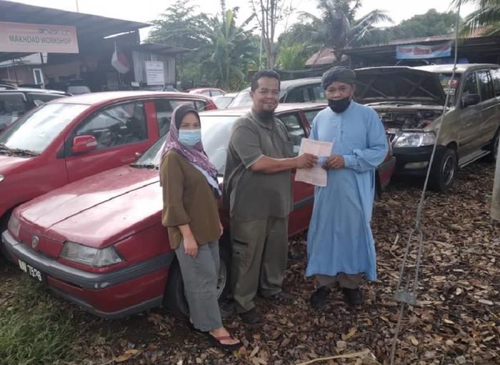 kind malaysian sells second-hand car for rm1 to senior citizen selling frozen roti canai