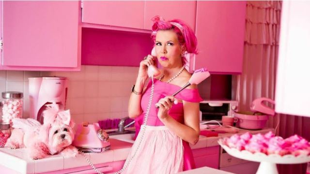 40 tahun bercinta, wanita akhirnya tamatkan zaman bujang dengan warna pink