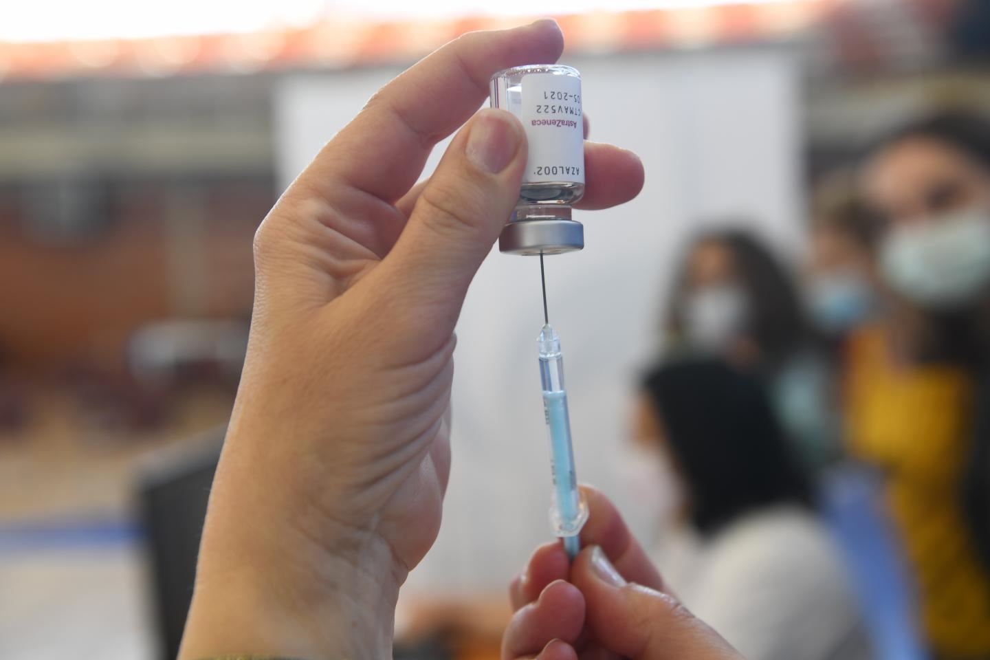 omicron vaccine will be ready by march, said pfizer ceo