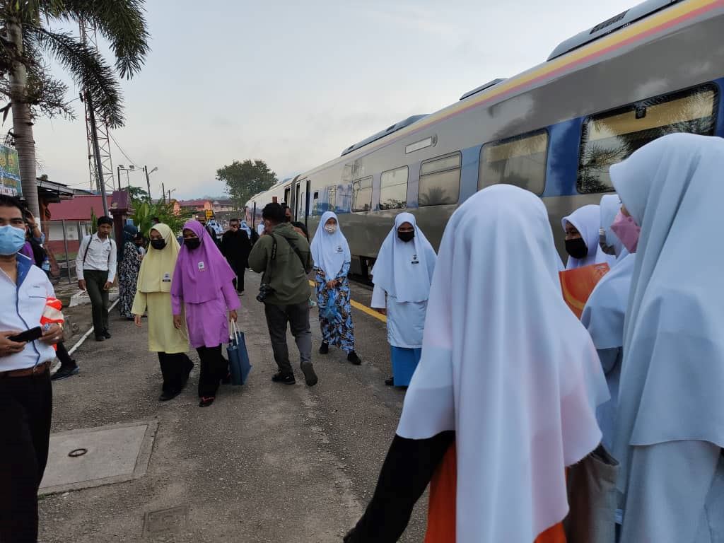 100 students in kelantan had to “ponteng” first day of school after train did not stop at their station