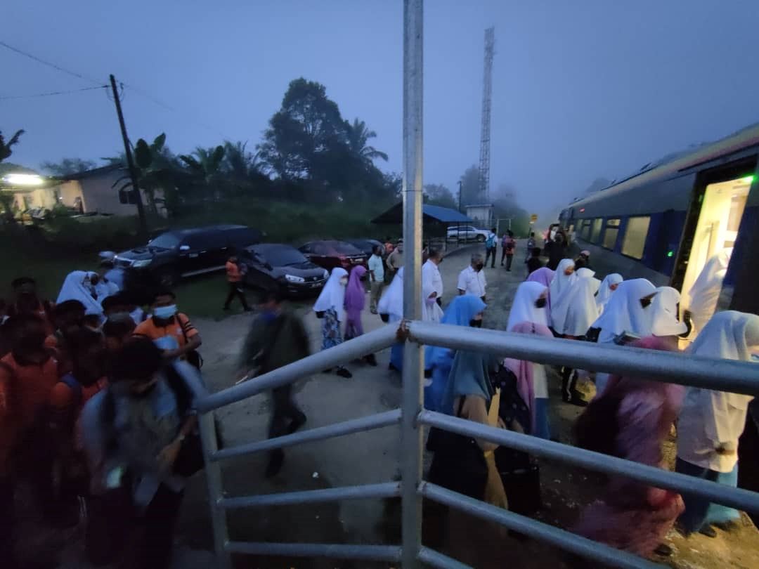 100 students in kelantan had to “ponteng” first day of school after train did not stop at their station