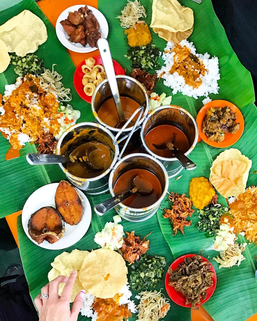 enjoy tasty banana leaf rice around selangor!