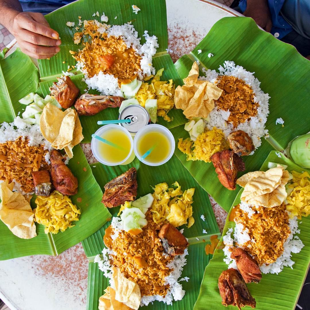 enjoy tasty banana leaf rice around selangor!
