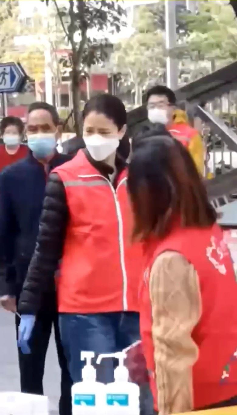 人靓心也靓❗️袁咏仪当义工 帮忙验核酸💉