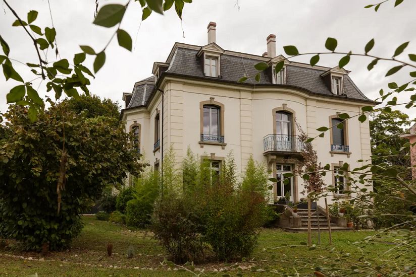 alohomora! unlock an unforgettable holiday with these wonderfully wizardly airbnb stays!