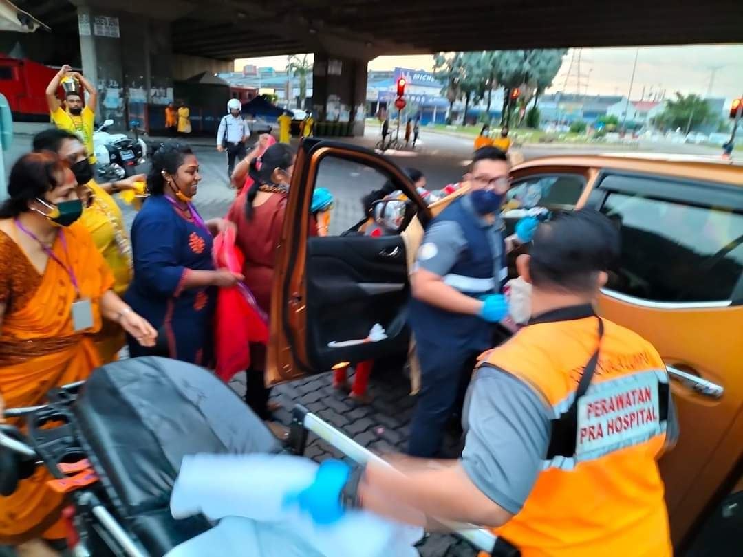 devotees help malay woman give birth at batu caves on thaipusam