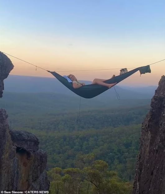 dua beradik cabar diri tidur atas buaian setinggi 21 meter di udara