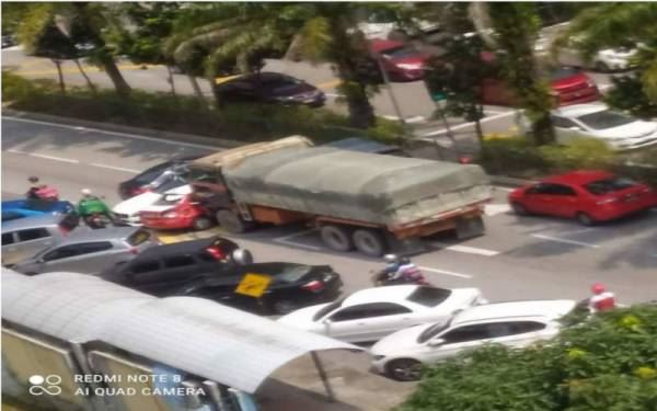 brek gagal berfungsi, lori langgar enam kenderaan libatkan pengguna jalan raya