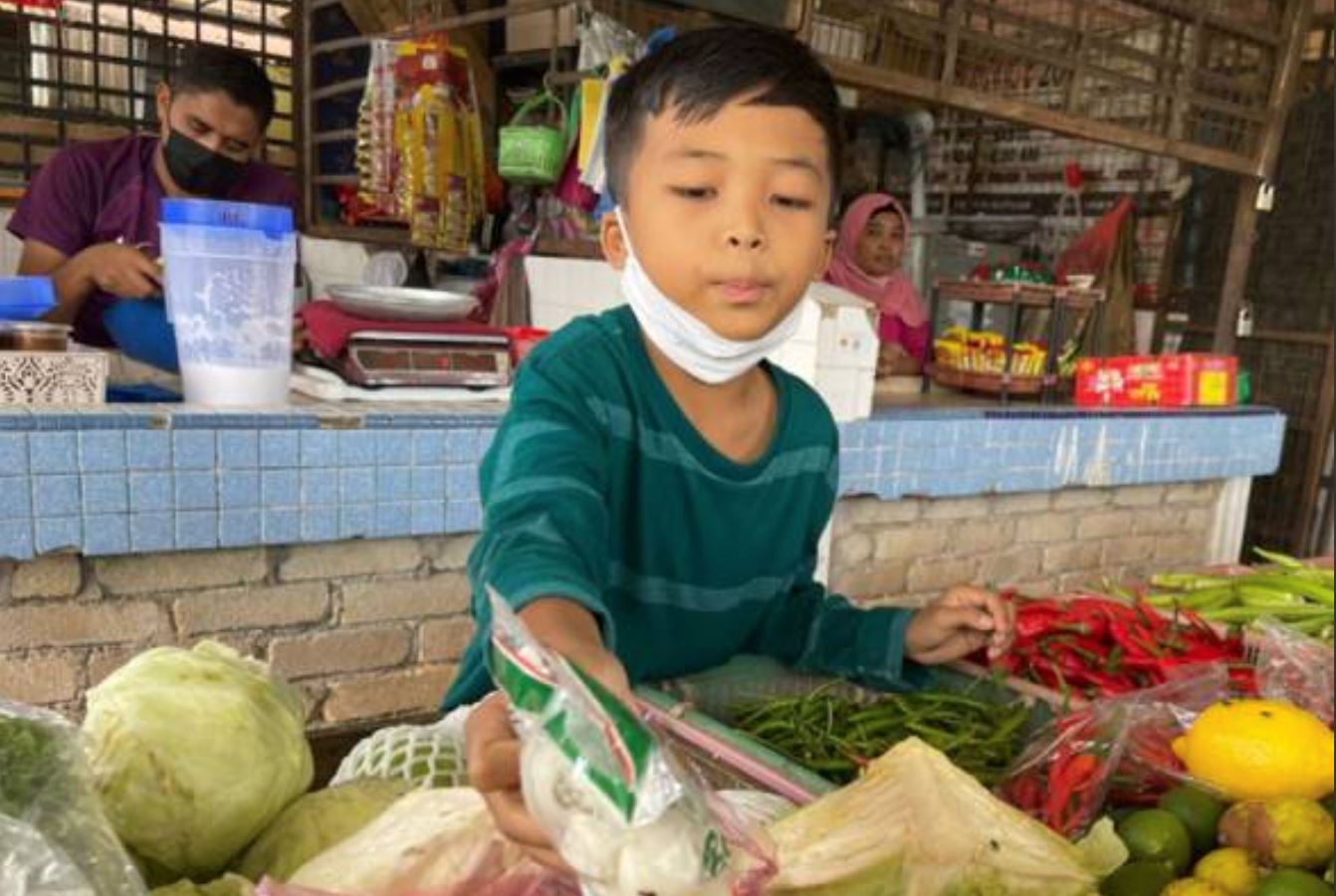 12-year-old boy went viral after “snake livestream”, netizens praised him for great reporting