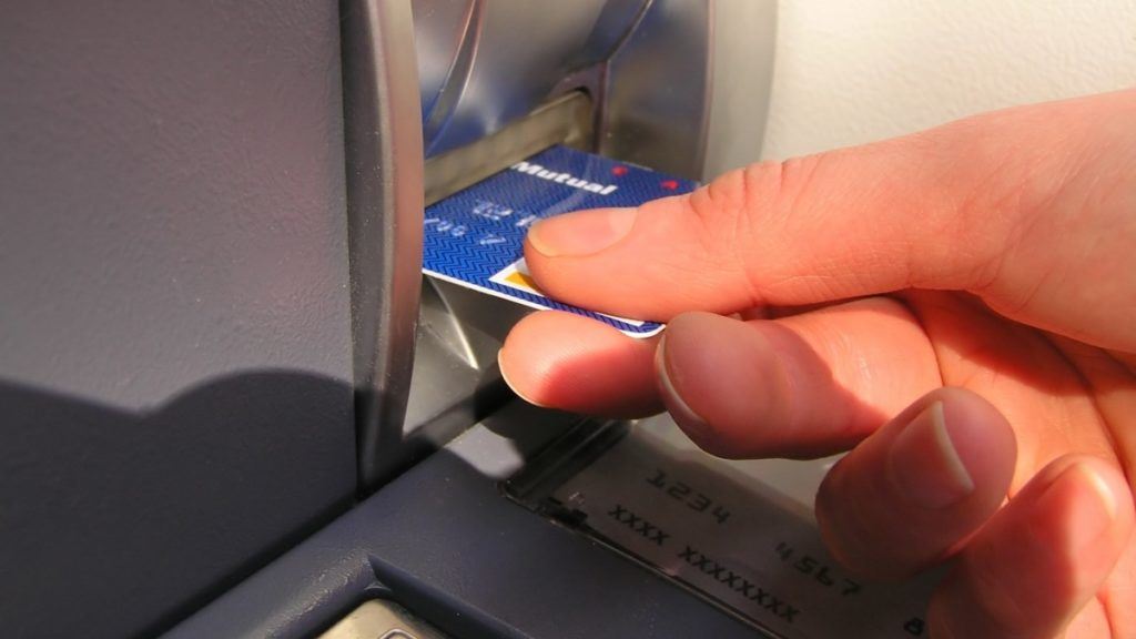 mulai esok, caj transaksi rm1 pengeluaran atm antara bank akan dikenakan kembali