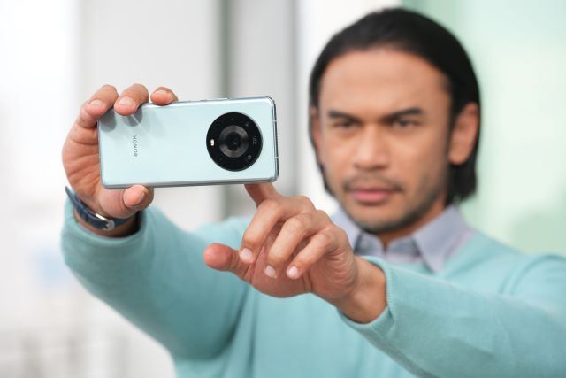 Norman Hakim taking photo using HONOR Magic4 Pro