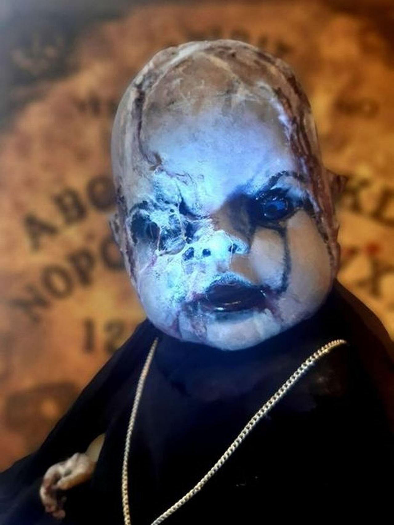 aneh, makin ramai suka simpan patung bayi wajah seram