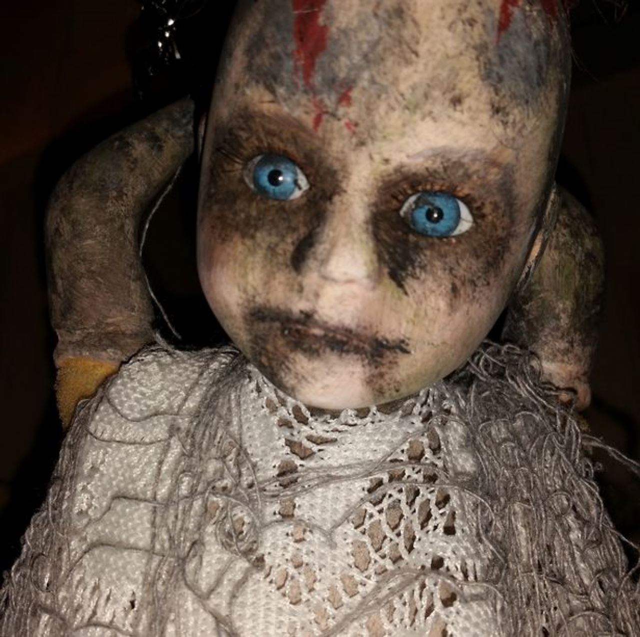 aneh, makin ramai suka simpan patung bayi wajah seram