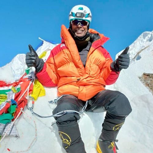 lelaki berusia 64 tahun bergelar pendaki tertua gunung everest dari malaysia